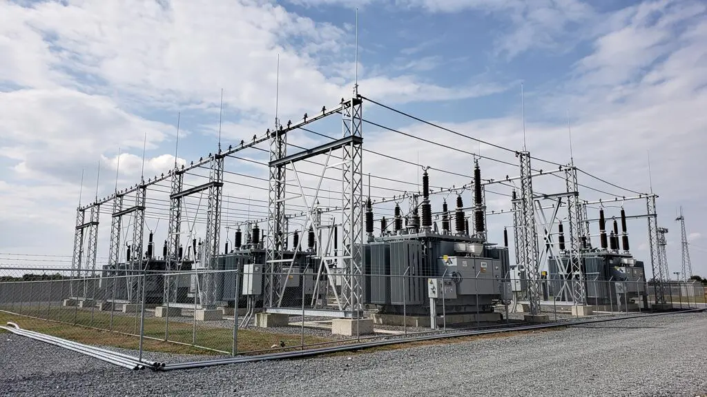 Electrical power substation facility equipped with comprehensive lightning protection system and multiple air terminals